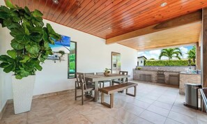 Outdoor dining - Villa Gaviota (Miami)