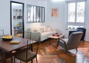 TV - Elegant 2BR Retreat in the 9th (Paris)