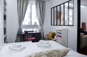 Desk, iron/ironing board, Internet, bed sheets - Elegant 2BR Retreat in the 9th (Paris)