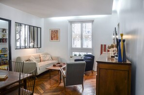 TV - Elegant 2BR Retreat in the 9th (Paris)