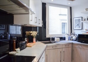 Fridge, microwave, oven, stovetop - Elegant 2BR Retreat in the 9th (Paris)