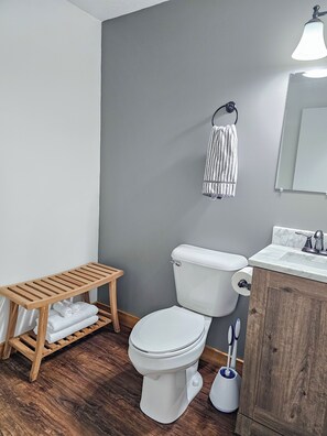 Haartrockner, Handtücher, Seife, Toilettenpapier