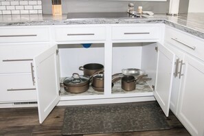 Private kitchen - 4- Bedroom Cozy Modern country home with Movie Theater & Game Room (Plymouth)