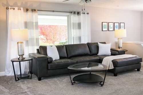 4- Bedroom Cozy Modern country home with Movie Theater & Game Room