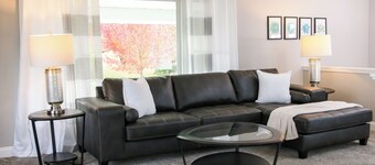 4- Bedroom Cozy Modern country home with Movie Theater & Game Room