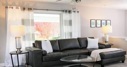 4- Bedroom Cozy Modern country home with Movie Theater & Game Room