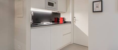 Deluxe Duplex | Private kitchen | Mini-fridge, microwave, stovetop, cookware/dishes/utensils