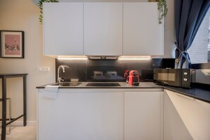 Estudio estándar, vista al jardín | Cocina privada