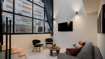 Dúplex Deluxe | Zona de estar | Una televisión