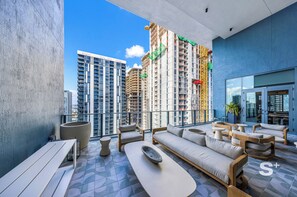 Property grounds - Sleek 1-BR & Den in Central Downtown (Miami)