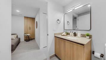 Apartment, Balkon, Stadtblick | Badezimmer | Handtücher