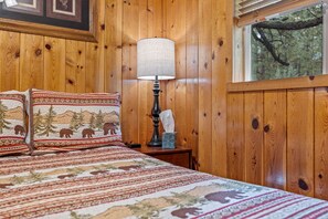 WiFi, bed sheets - Lazy Trout Spruce Cabin (Greer)