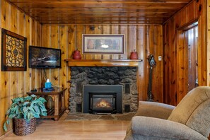TV, fireplace - Lazy Trout Aspen Cabin (Greer)