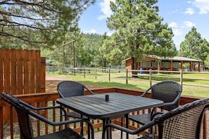 Outdoor dining - Lazy Trout Willow Cabin (Greer)