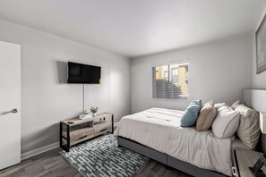 2 habitaciones, tabla de planchar con plancha, wifi y ropa de cama 