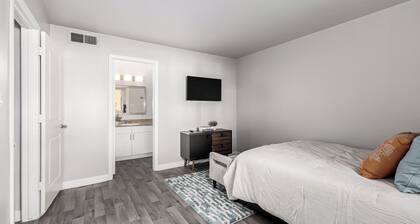 Modern Spacious Getaway near PHX & ASU