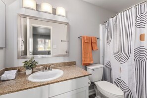 Regadera, toallas, jabón, papel de baño 