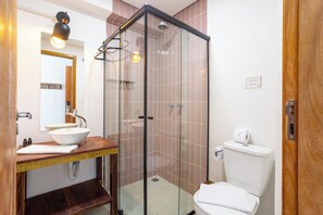 Double Room, Ground Floor | Bathroom | Shower, hair dryer, towels, soap - Vilarejo Suítes (Ilhabela)