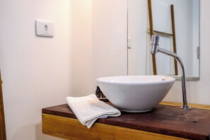 Triple Room | Bathroom - Vilarejo Suítes (Ilhabela)