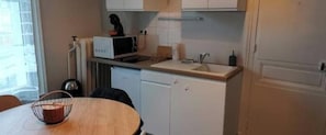Kühlschrank, Mikrowelle, Herdplatte, Wasserkocher mit Kaffee-/Teezubehör