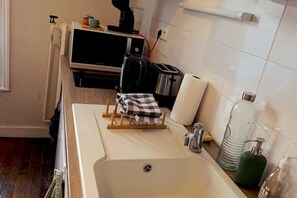 Refrigerador, microondas, parrilla de estufa y cafetera y tetera 