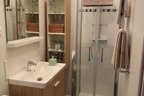 Een douche, een haardroger, handdoeken, zeep