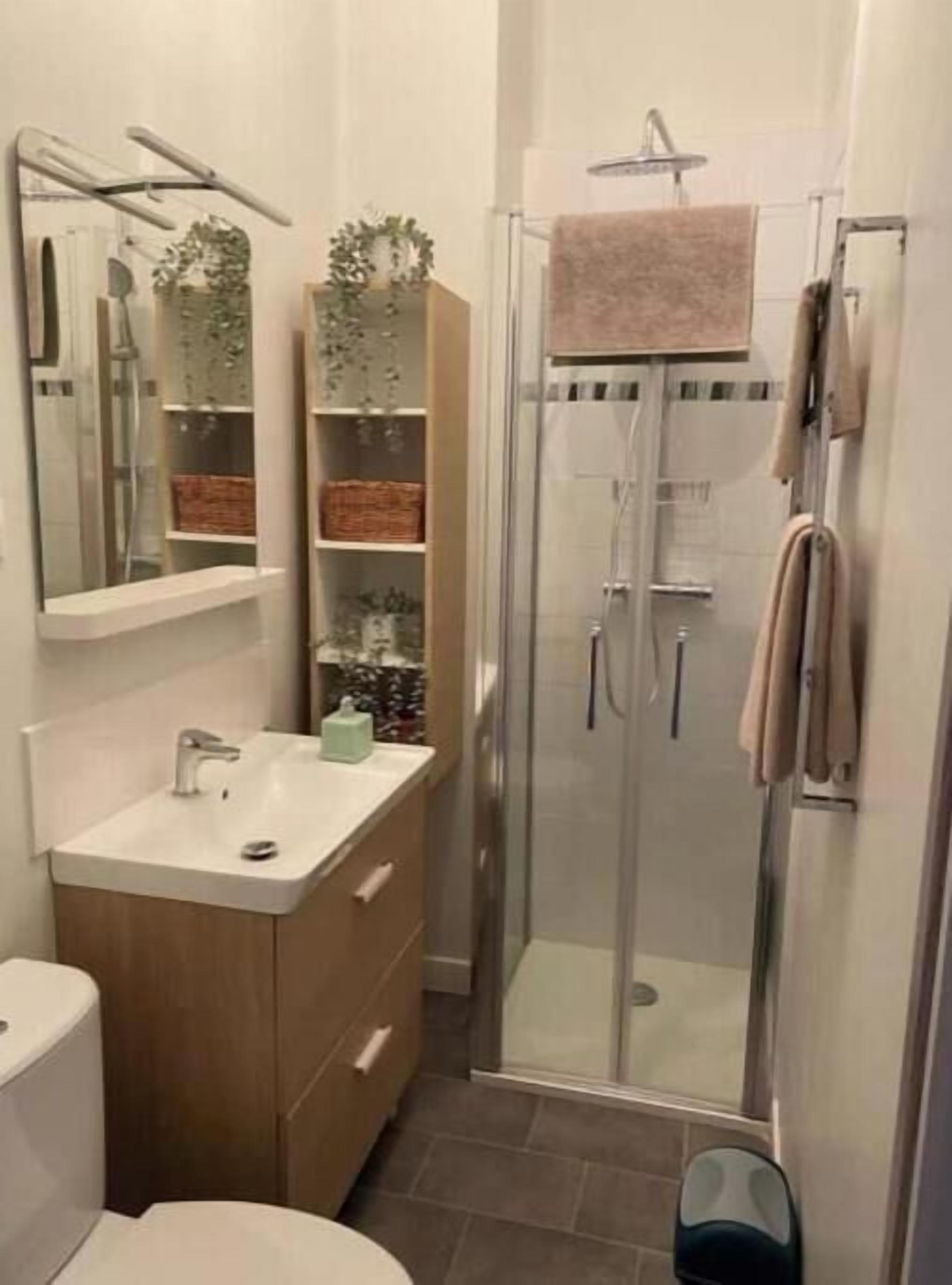 Ein Badezimmer mit Dusche, Waschbecken und Toilette.