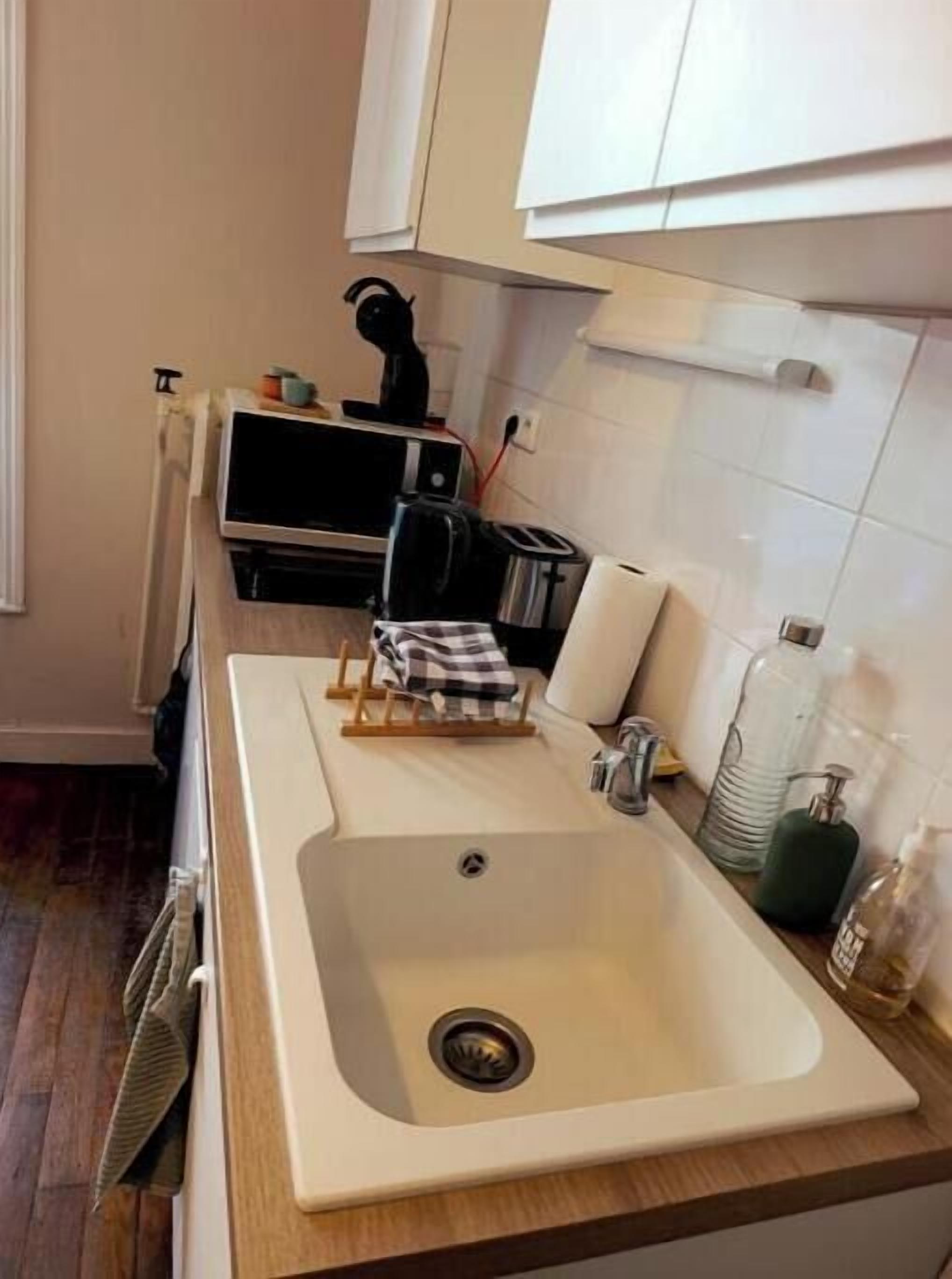 Réfrigérateur, micro-ondes, plaque de cuisson, cafetière/bouilloire