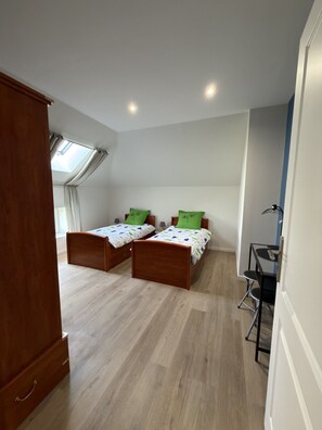 4 bedrooms, desk, iron/ironing board, travel crib