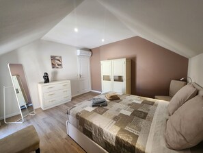 A bedroom with a bed, a dresser, a wardrobe, and a mirror. - Cozy cottage **** "Douceur et rives de Bourgogne" (Palinges)