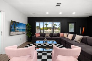 Living area - Heated pool, Mini golf, Bar, Fire pit, Central location (Miami)