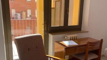 Enkeltrom – basic, balkong, hageutsikt | Innvendig