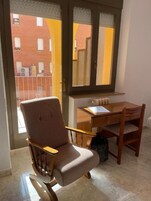 Habitación individual básica, balcón, vistas al jardín | Interior