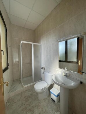 Phòng đôi hoặc 2 giường đơn cơ bản | Phòng tắm