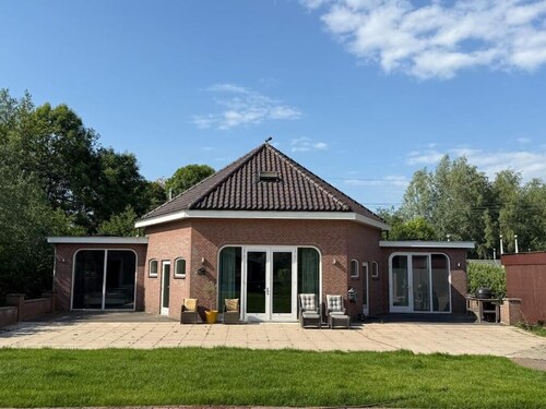 Spacious house with garden and free parking near Gouda center