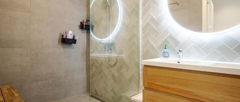 Douche, séchoir à cheveux, serviettes fournies, savon