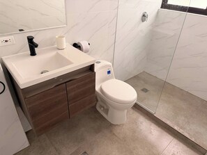 Shower, hair dryer, towels, soap - Modern apartment in Bocagrande : Swimming pool, garage and close to the beach. (Cartagena de Indias)