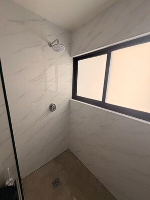 Shower, hair dryer, towels, soap - Modern apartment in Bocagrande : Swimming pool, garage and close to the beach. (Cartagena de Indias)