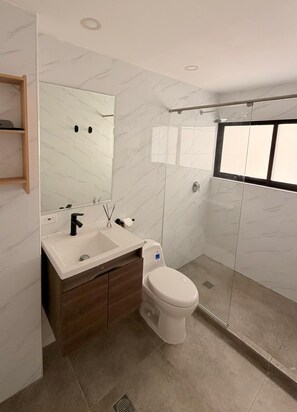 Shower, hair dryer, towels, soap - Modern apartment in Bocagrande : Swimming pool, garage and close to the beach. (Cartagena de Indias)