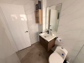 Shower, hair dryer, towels, soap - Modern apartment in Bocagrande : Swimming pool, garage and close to the beach. (Cartagena de Indias)