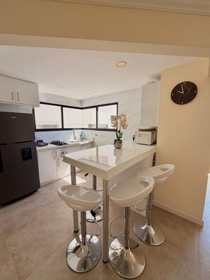 Private kitchen - Modern apartment in Bocagrande : Swimming pool, garage and close to the beach. (Cartagena de Indias)