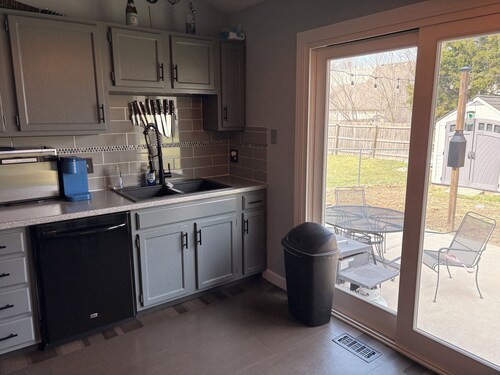 Charming 2-bedroom townhome with AC, minutes from I-35