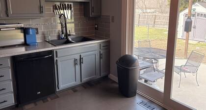 Charming 2-bedroom townhome with AC, minutes from I-35