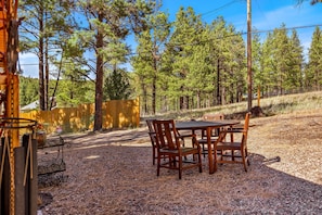 Outdoor dining - The Casita at Meadowdust Lodge (Greer)