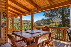 Outdoor dining - The Lodge at Meadowdust (Greer)