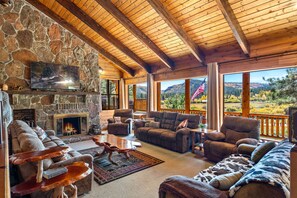 TV, fireplace, offices - The Lodge at Meadowdust (Greer)