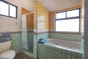 Douche, serviettes fournies, shampoing