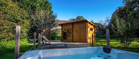 Outdoor spa tub