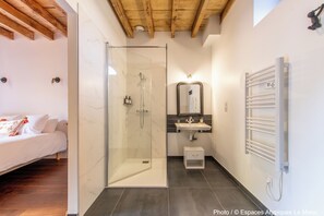 Chambre Double ou avec lits jumeaux, vue jardin | Salle de bain