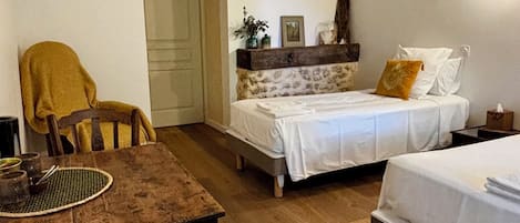 Habitación superior con 1 cama matrimonial o 2 individuales, vista al jardín | Wifi gratis